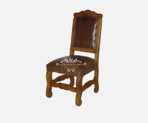 Silla de medallón patas talladas tapizada en piel