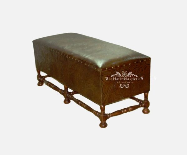 Baúl de madera con patas torneadas y tapizado en piel cincelada