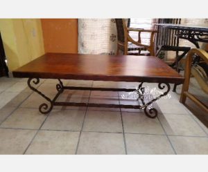 Mesa de centro con base de herrería y cubierta de madera