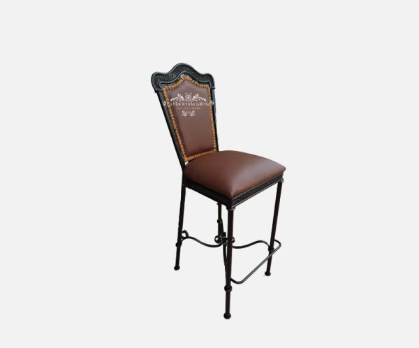 Banco de bar de herrería y piel tejida alrededor