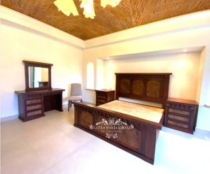 Cama de madera con aplicaciones de cobre