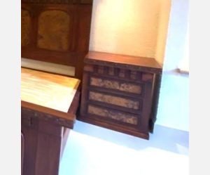 Set de dos burós de madera con aplicaciones de cobre