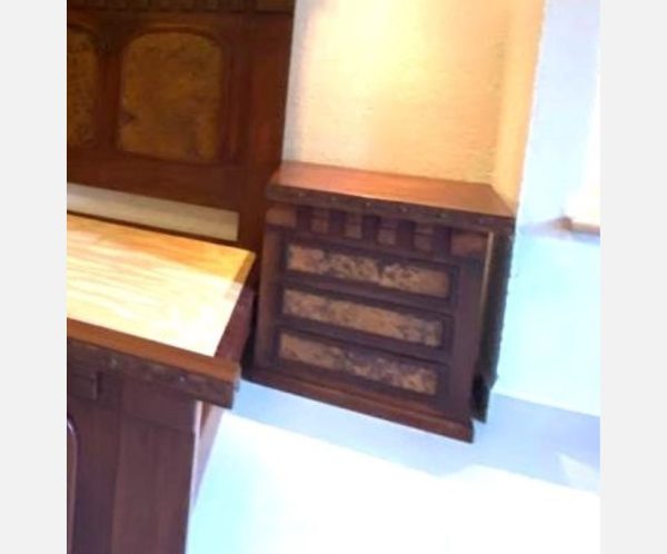 Set de dos burós de madera con aplicaciones de cobre
