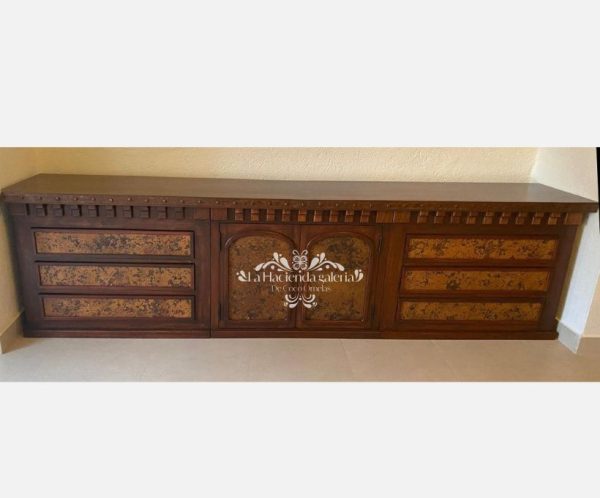 Cómoda de madera con aplicaciones de cobre