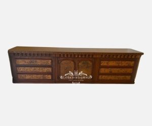 Cómoda de madera con aplicaciones de cobre