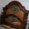 Cama king size de madera y piel cincelada con herrería