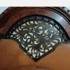 Cama king size de madera y piel cincelada con herrería