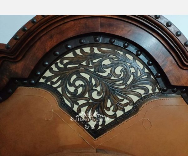 Cama king size de madera y piel cincelada con herrería