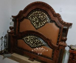 Cama king size de madera y piel cincelada con herrería