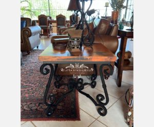 Mesa lateral de herrería cuadrada con cubierta de cobre