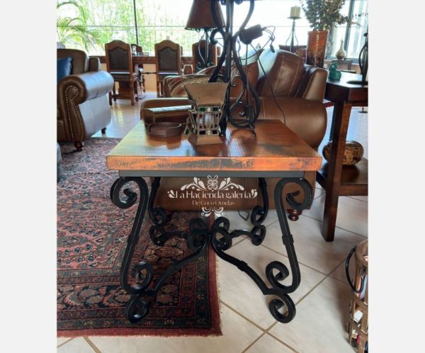 Mesa lateral de herrería cuadrada con cubierta de cobre