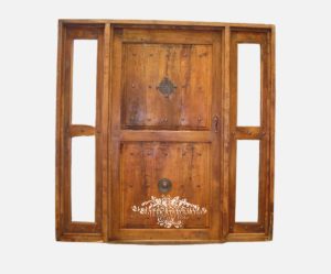 Puerta de madera con chapetones de bronce