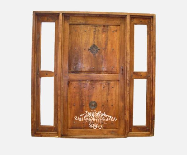 Puerta de madera con chapetones de bronce