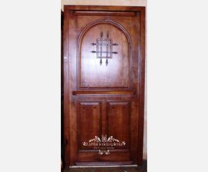 Puerta de tableros con ventanilla de herrería