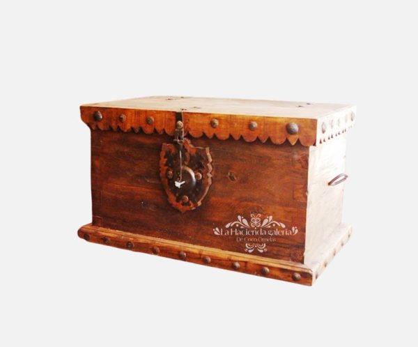 Baúl de madera con chapa estilo antiguo