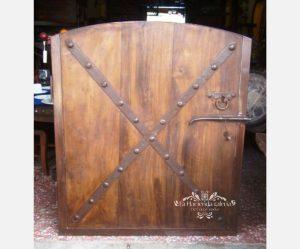 Puerta para caballeriza reforzada con herrería