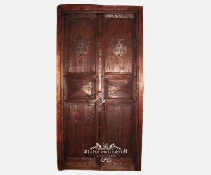 Puerta de madera cardada estilo gozne
