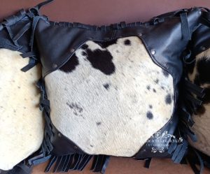Cojín de piel de pelo con estoperoles y tiras