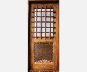 Puerta estilo convento con frente reforzado en lámina golpeada