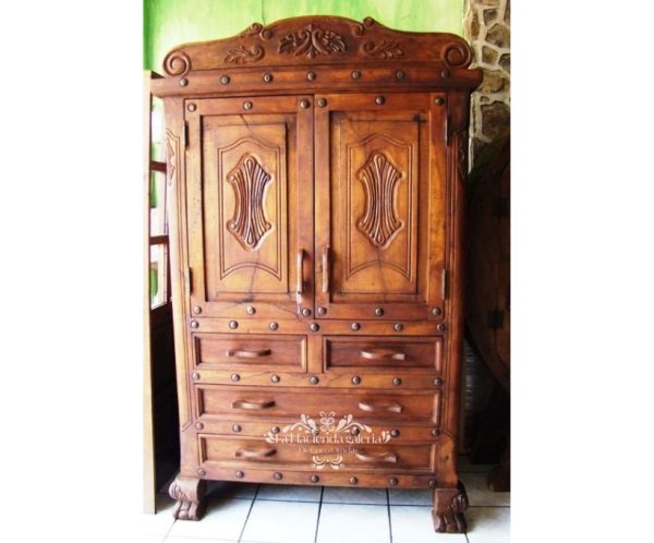 Armario con tallas, dos puertas y cuatro cajones