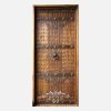 Puerta estilo cava en madera soleada y cardada con herraje cincelado