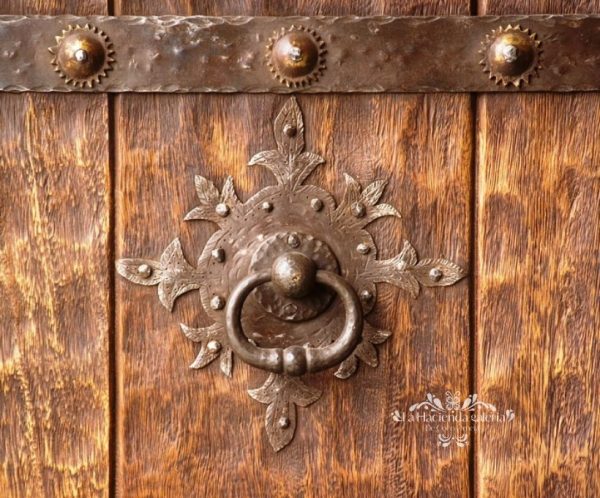 Puerta estilo cava en madera soleada y cardada con herraje cincelado