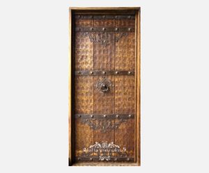 Puerta estilo cava en madera soleada y cardada con herraje cincelado