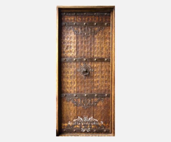 Puerta estilo cava en madera soleada y cardada con herraje cincelado