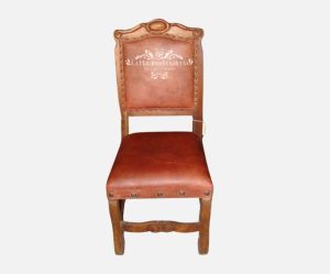 Silla de medallón patas talladas tapizada en piel