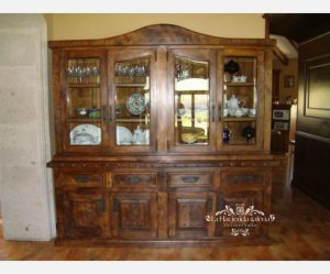 Trinchador de dos piezas de madera con herrajes forjados y vidrios biselados