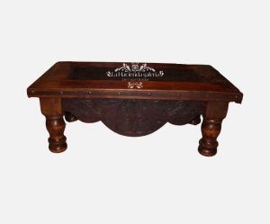 Mesa de centro patas torneadas, con piel cincelada