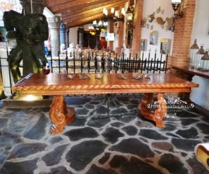 Mesa de comedor tipo arpa tallada
