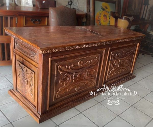 Escritorio tallado con tres cajones y dos puertas