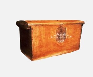 Baúl de madera con chapa estilo antiguo